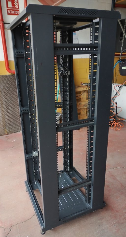 Armario rack 19" de 32 ud. con ruedas y ventilación.