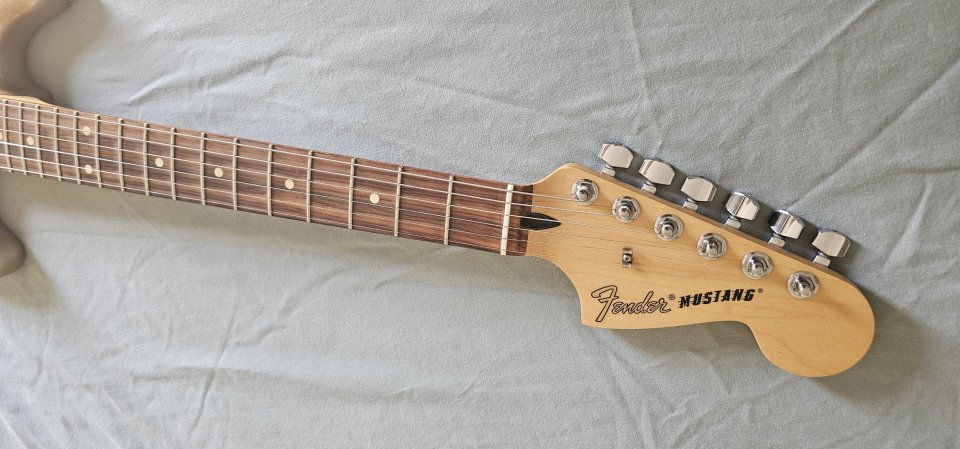 Fender Mustang firemist gold de segunda mano · Foto 4 de 7 · Sevilla · 500 €