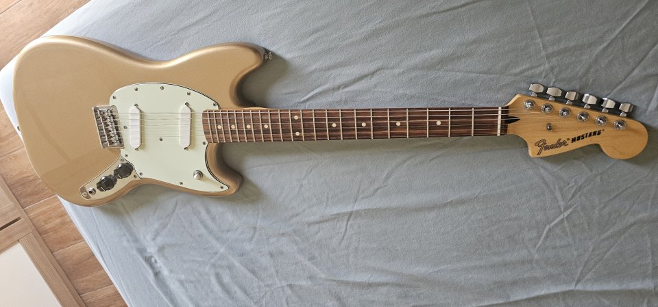 Fender Mustang firemist gold de segunda mano · Foto 5 de 7 · Sevilla · 500 €
