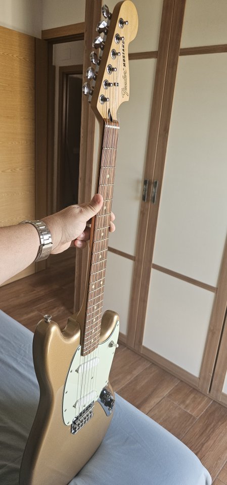 Fender Mustang firemist gold de segunda mano · Foto 6 de 7 · Sevilla · 500 €