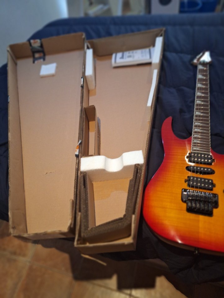 Ibanez RG470DXFMCS Edt Cherry Sunburst ( NUEVA) de segunda mano · Foto 1 de 9 · Castellón · 350 €