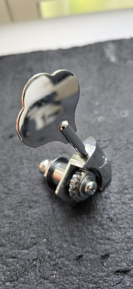 Clavijero bajo  Fender