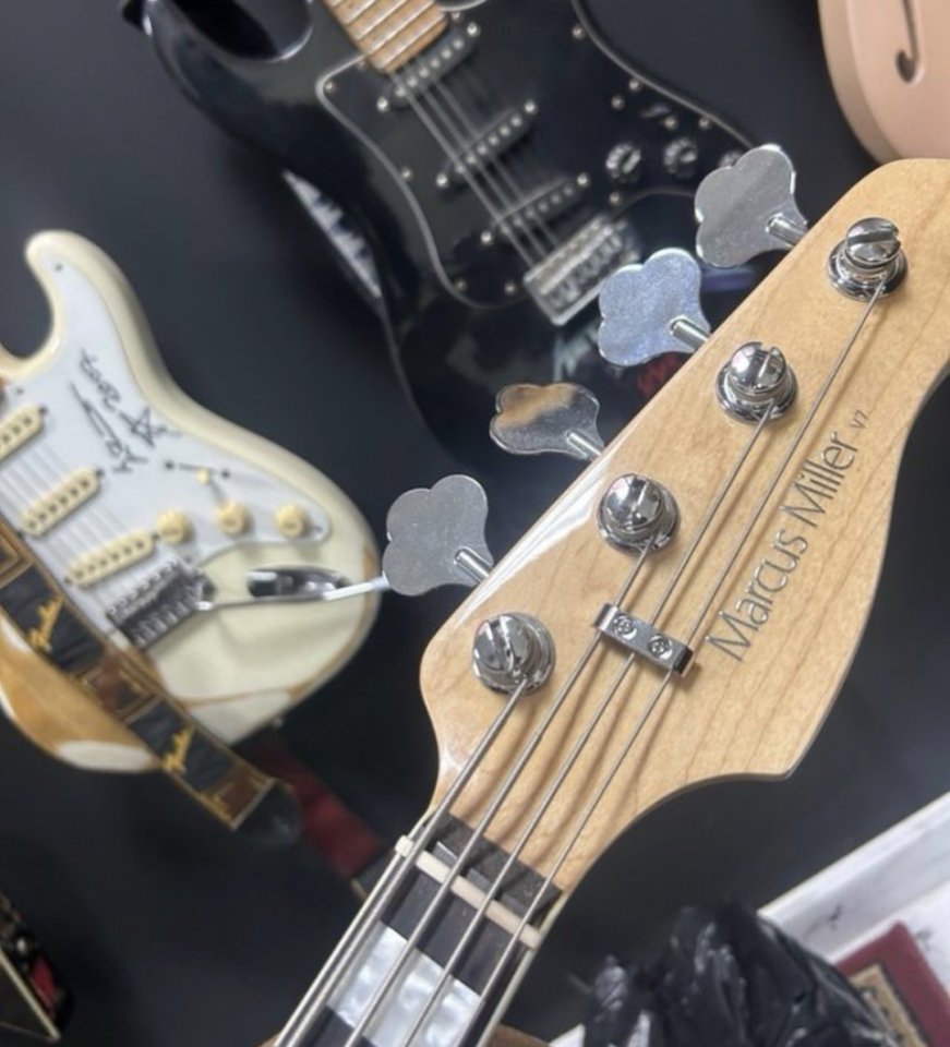 Bajo sire v7 tocado y firmado por Marcus miller de segunda mano · Foto 2 de 3 · Sevilla