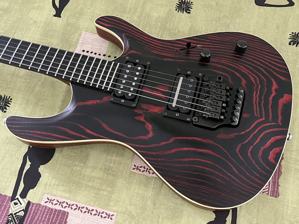 Mayones Setius Gothic Monolith Black Red Pored Ash con DiMarzio Petrucci