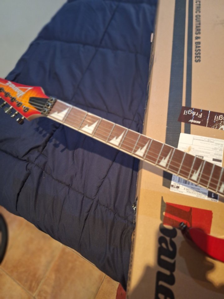 Ibanez RG470DXFMCS Edt Cherry Sunburst ( NUEVA) de segunda mano · Foto 4 de 9 · Castellón · 350 €