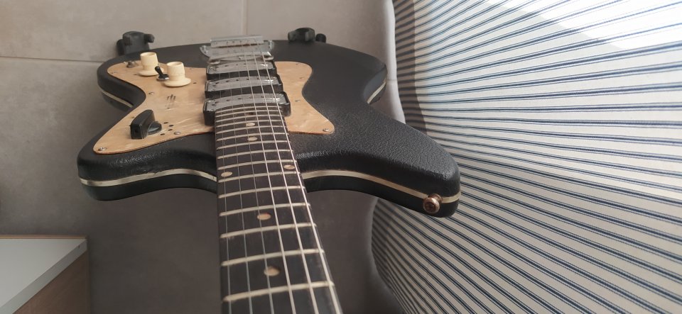 Guitarra eléctrica Egmond, Typhoon V3