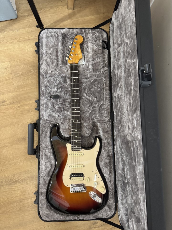 Fender American Ultra Stratocaster HSS 2023 de segunda mano · Foto 1 de 5 · Sevilla · 1849 €