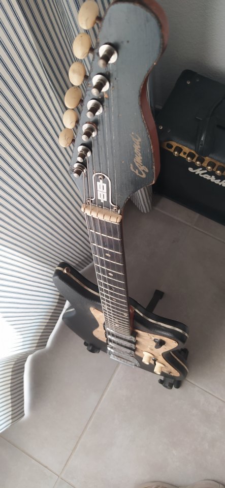 Guitarra eléctrica Egmond, Typhoon V3