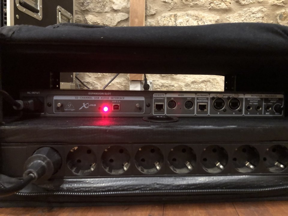 Behringer X32 CORE de segunda mano · Foto 5 de 9 · A Coruña · 1000 €