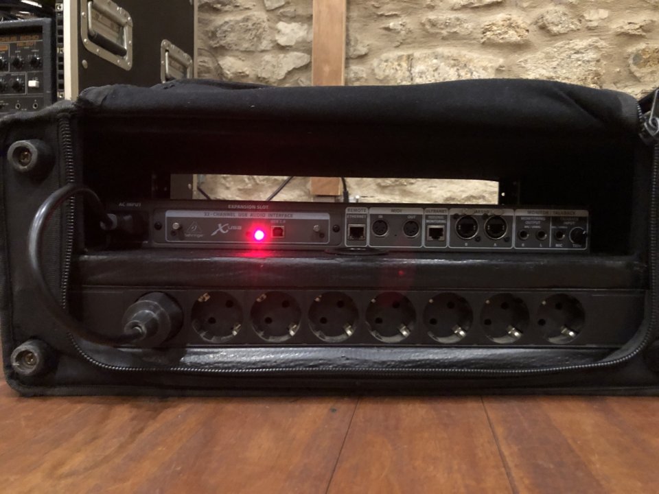Behringer X32 CORE de segunda mano · Foto 6 de 9 · A Coruña · 1000 €