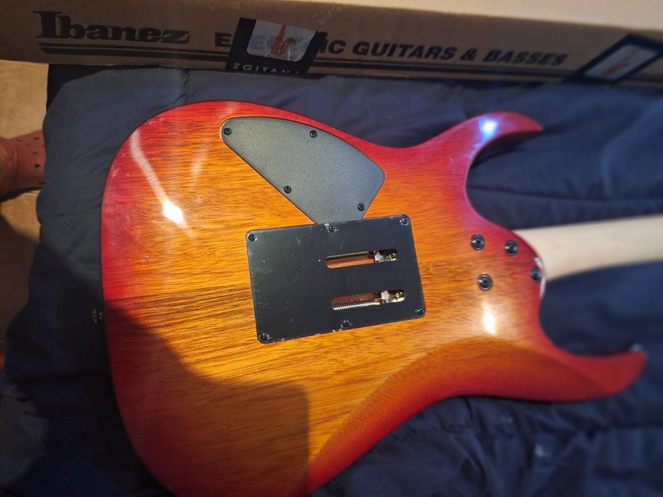 Ibanez RG470DXFMCS Edt Cherry Sunburst ( NUEVA) de segunda mano · Foto 8 de 9 · Castellón · 350 €