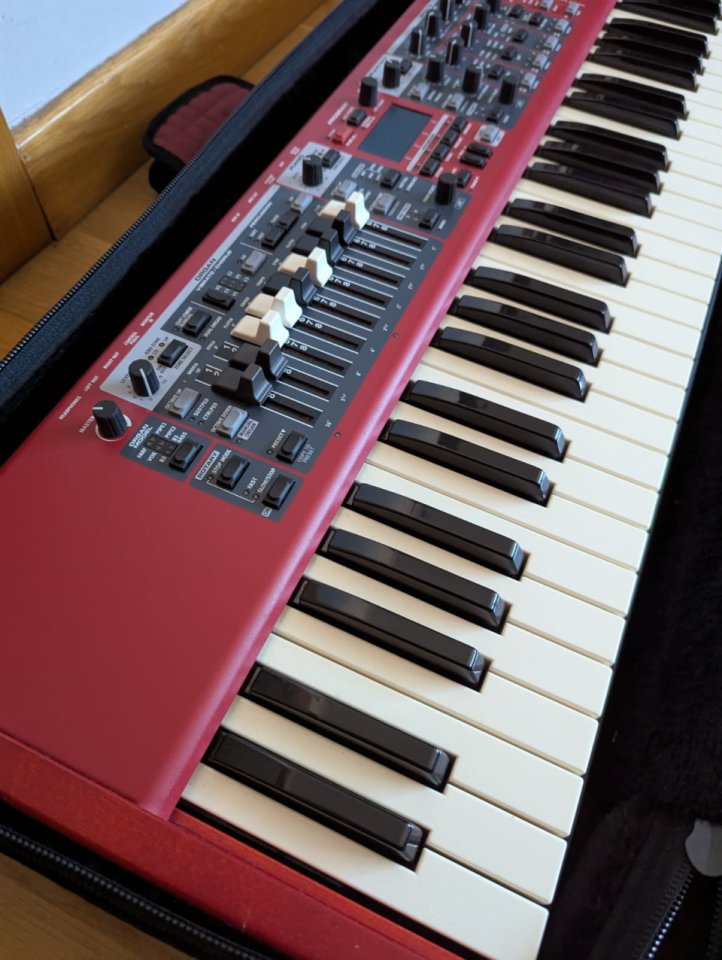 Nord Electro 6D 61 + Funda + Pedal de sustain de segunda mano · Foto 3 de 7 · Pontevedra · 1500 €