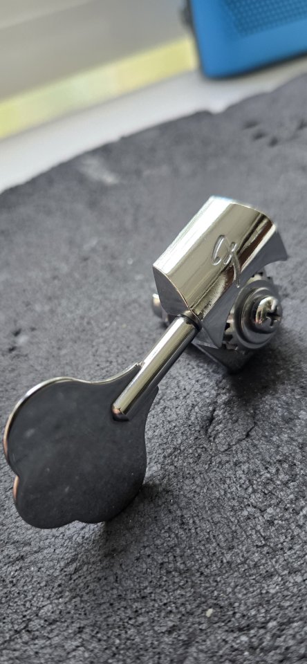 Clavijero bajo  Fender