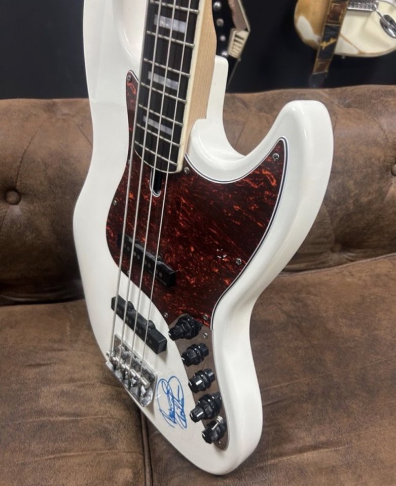 Bajo sire v7 tocado y firmado por Marcus miller de segunda mano · Foto 3 de 3 · Sevilla