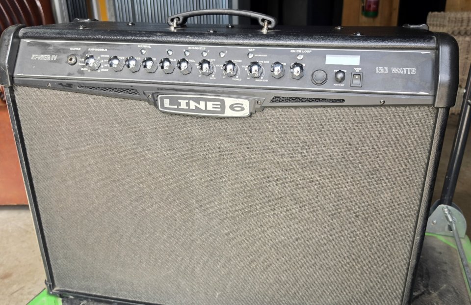 Amplificador Line 6 Spider IV + Pedalera FBV Express de segunda mano · Foto 1 de 10 · Araba · 300 €