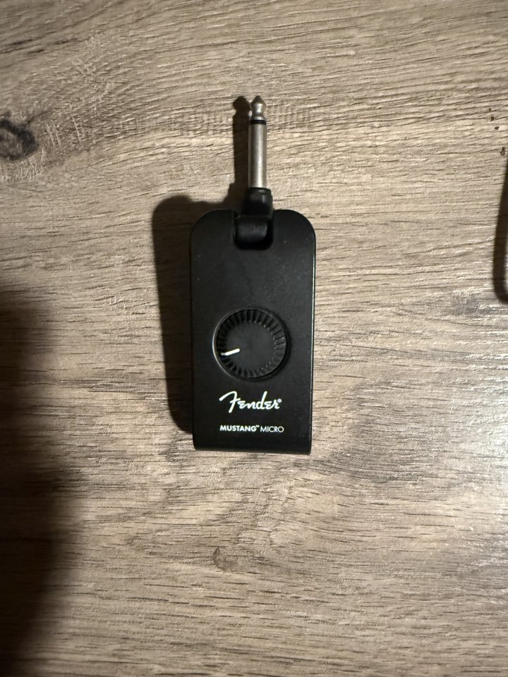 Fender Mustang micro de segunda mano · Foto 1 de 2 · Barcelona · 50 €