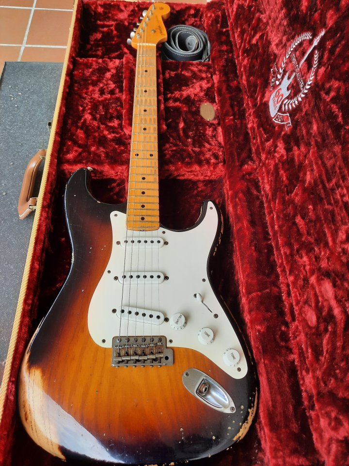 Stratocaster Custom Shop 1954 60th Anniversary. CAMBIOS dentro