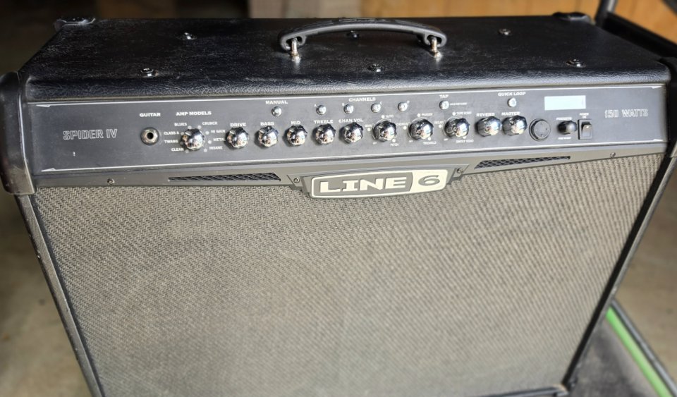 Amplificador Line 6 Spider IV + Pedalera FBV Express de segunda mano · Foto 7 de 10 · Araba · 300 €