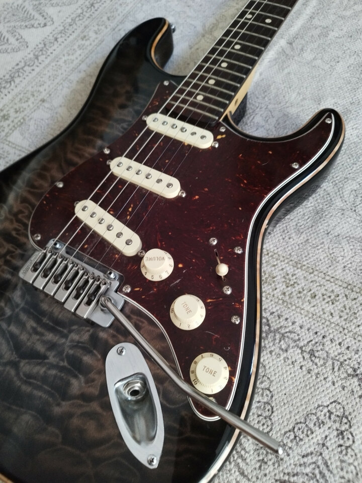 VENDO o CAMBIO  Stratocaster Vanz Jimmy Sumers por Jazzbass, o Acústica