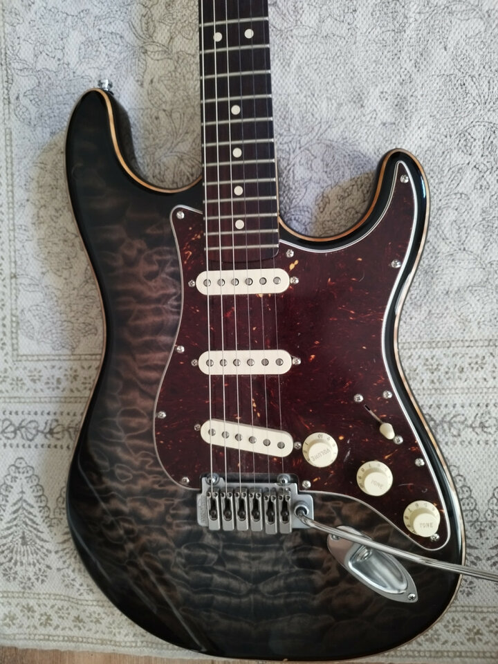 VENDO o CAMBIO  Stratocaster Vanz Jimmy Sumers por Jazzbass, o Acústica