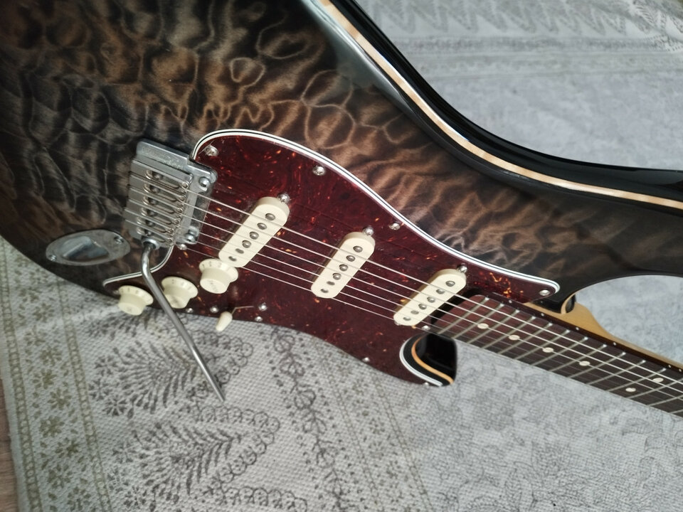 VENDO o CAMBIO  Stratocaster Vanz Jimmy Sumers por Jazzbass, o Acústica