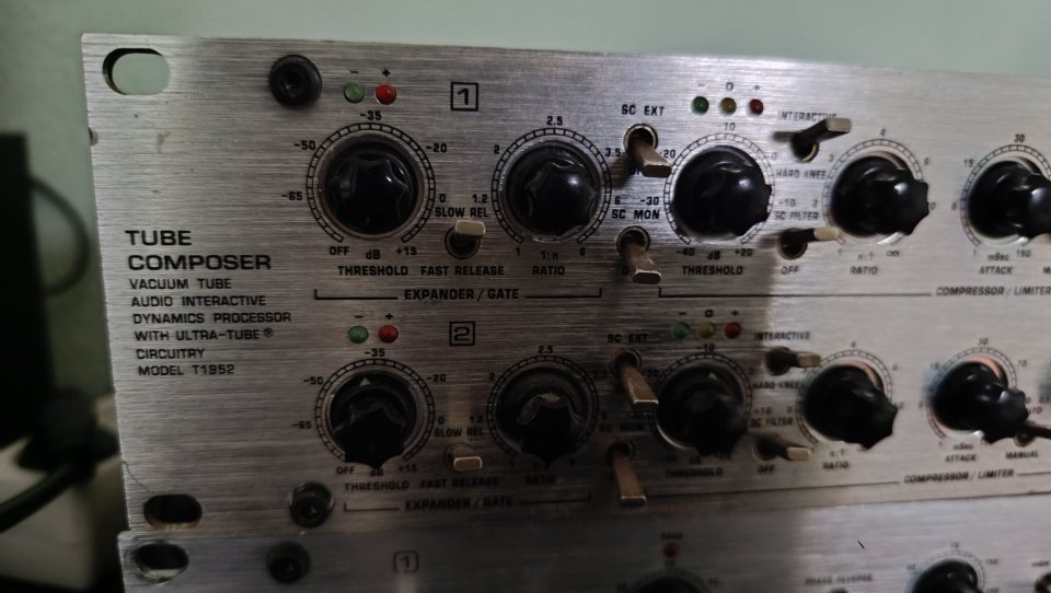 Behringer T1952