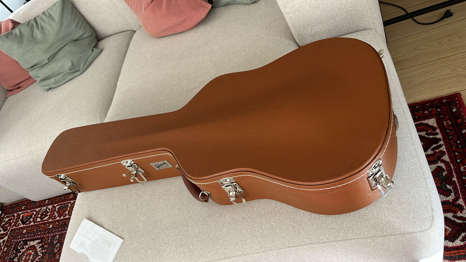 Estuche Gibson guitarra acustica.