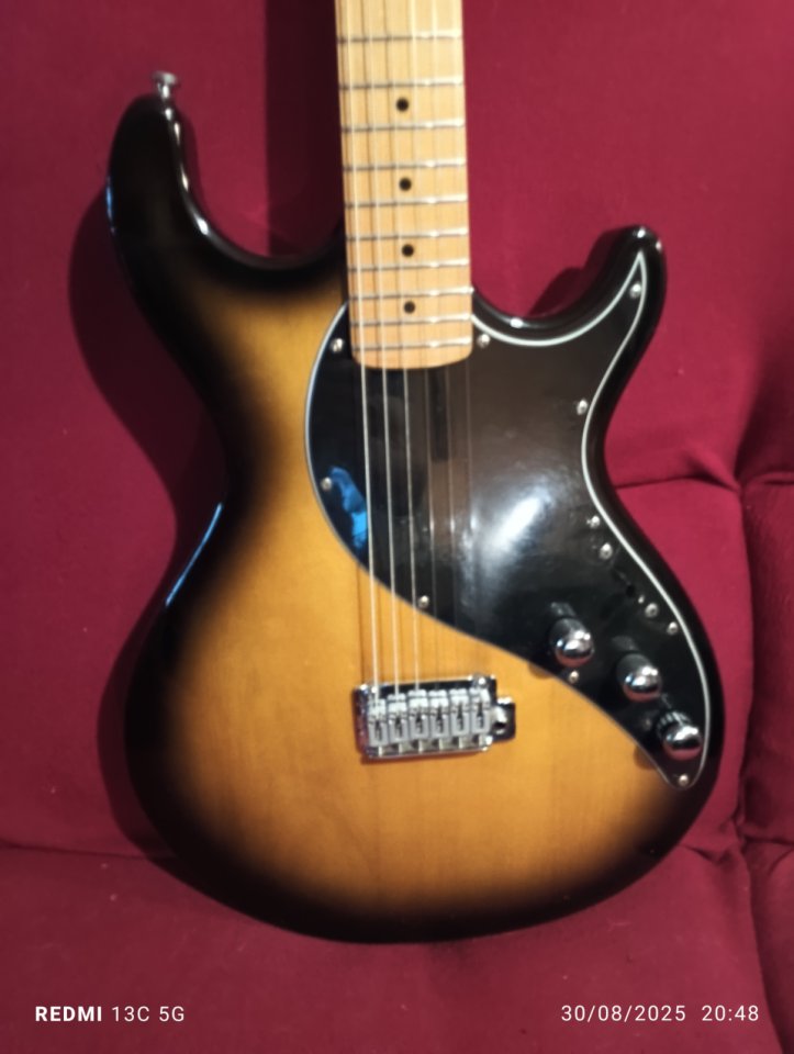 guutarra electrica Variax Line 6 600 de segunda mano · Foto 2 de 8 · Madrid · 350 €