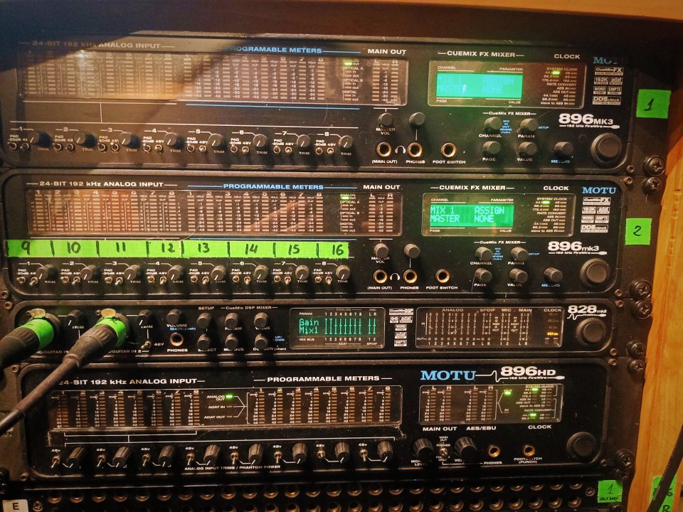 Sistema MOTU 34 I - 42 O analogicas en total.