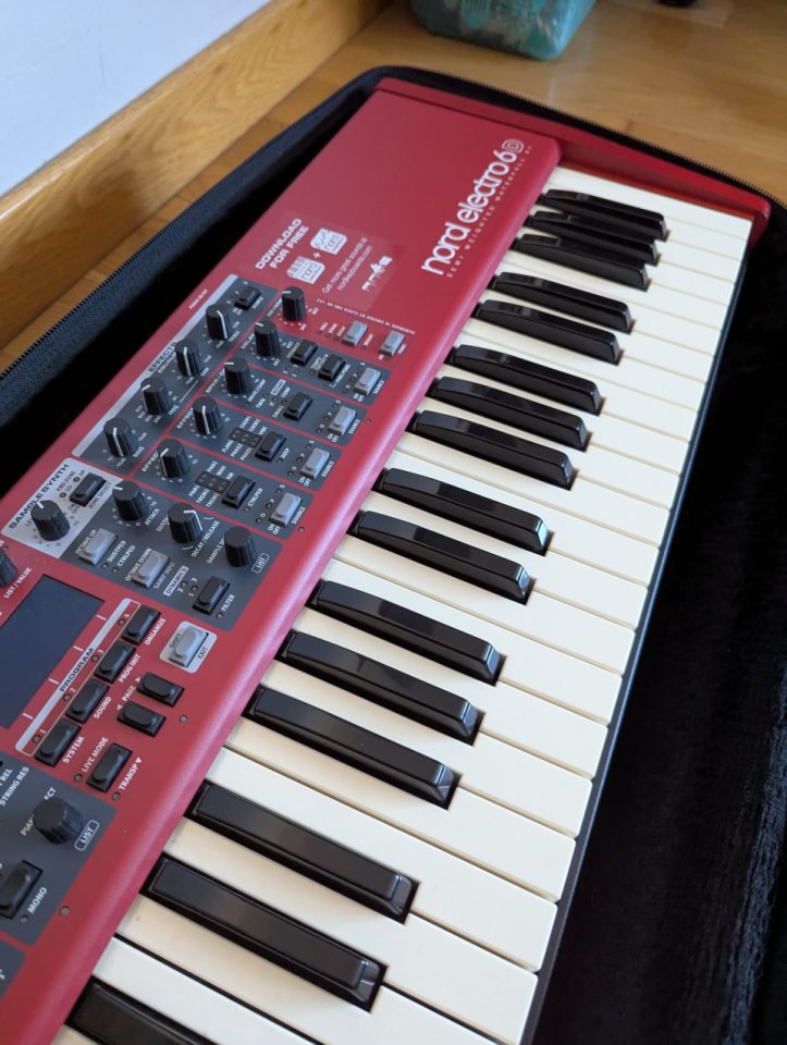 Nord Electro 6D 61 + Funda + Pedal de sustain de segunda mano · Foto 5 de 7 · Pontevedra · 1500 €