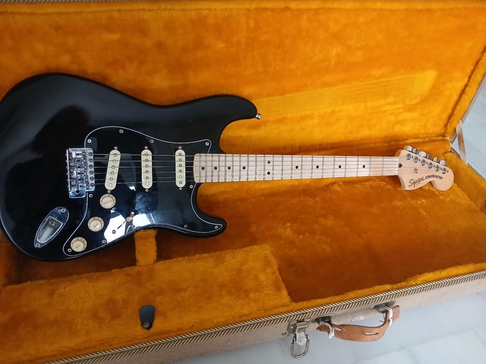 Fender Squier Stratocaster con electronica y pastillas Fender Tex mex +clavijeros Fender originales