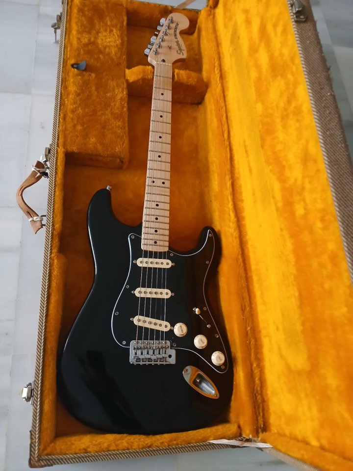 Fender Squier Stratocaster con electronica y pastillas Fender Tex mex +clavijeros Fender originales