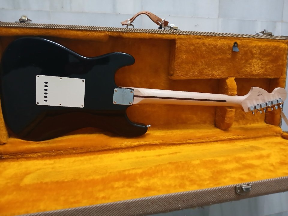 Fender Squier Stratocaster con electronica y pastillas Fender Tex mex +clavijeros Fender originales