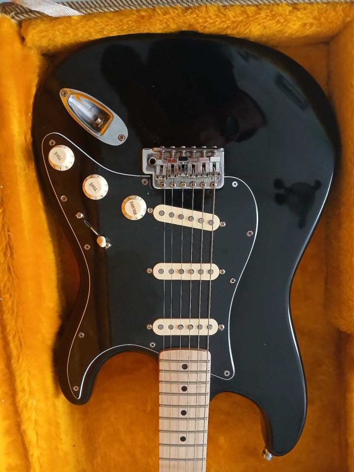 Fender Squier Stratocaster con electronica y pastillas Fender Tex mex +clavijeros Fender originales