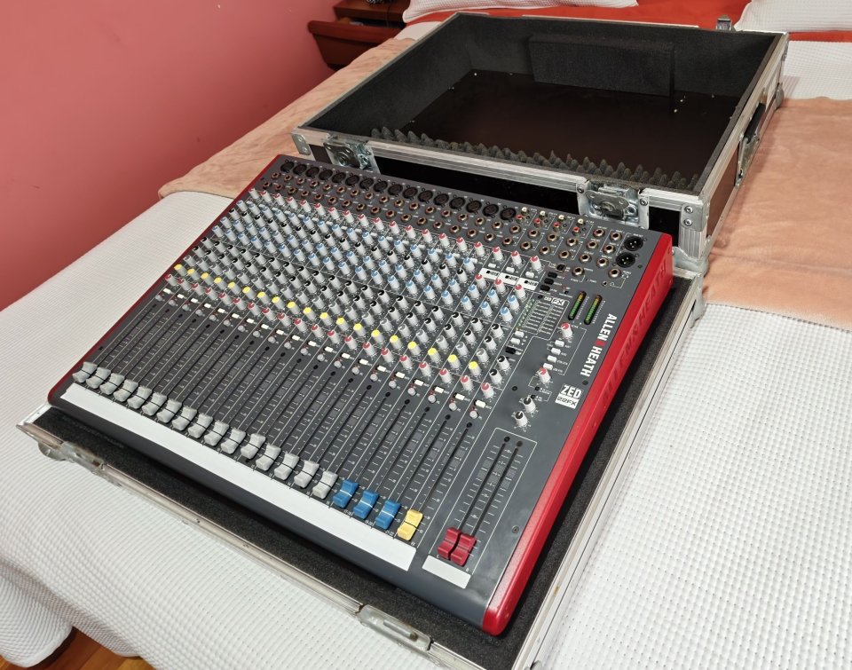 Allen & Heath ZED-22FX + Flightcase Thomann de segunda mano · Foto 1 de 9 · Lugo · 695 €