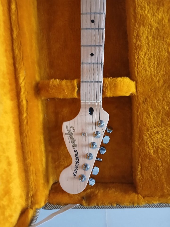 Fender Squier Stratocaster con electronica y pastillas Fender Tex mex +clavijeros Fender originales