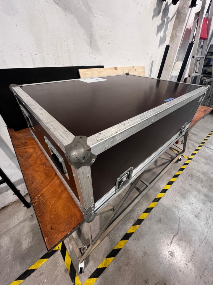 Mesa de sonido MIDAS M32 + Thon Mixercase Midas M-32