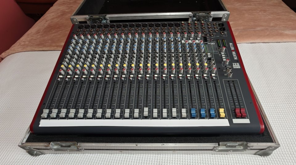 Allen & Heath ZED-22FX + Flightcase Thomann de segunda mano · Foto 2 de 9 · Lugo · 695 €