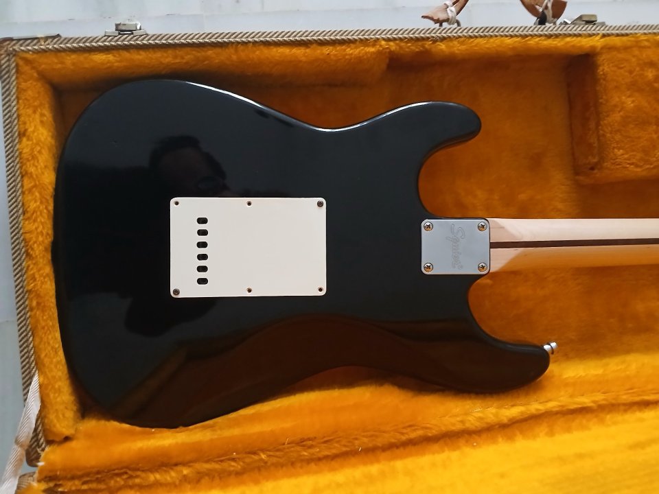 Fender Squier Stratocaster con electronica y pastillas Fender Tex mex +clavijeros Fender originales