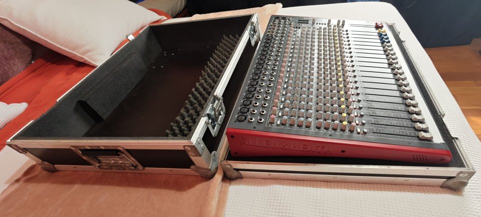 Allen & Heath ZED-22FX + Flightcase Thomann de segunda mano · Foto 3 de 9 · Lugo · 695 €