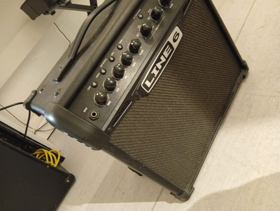 Line 6 Spider IV 15 w de segunda mano · Foto 2 de 3 · Sevilla · 50 €