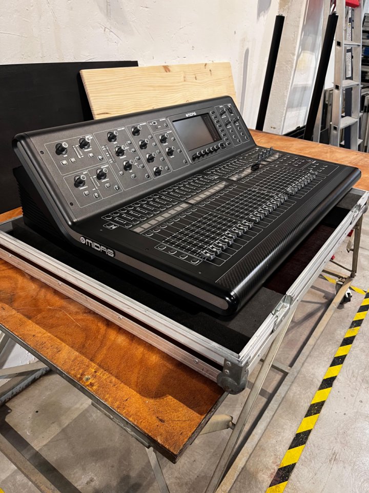 Mesa de sonido MIDAS M32 + Thon Mixercase Midas M-32