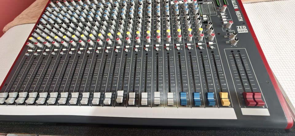 Allen & Heath ZED-22FX + Flightcase Thomann de segunda mano · Foto 4 de 9 · Lugo · 695 €