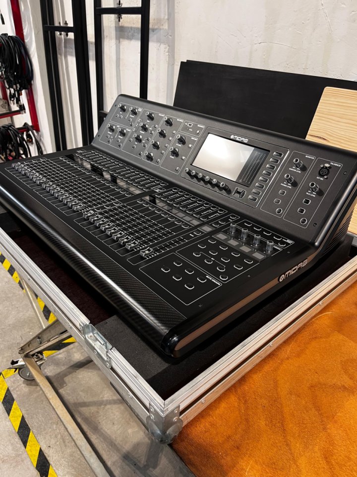 Mesa de sonido MIDAS M32 + Thon Mixercase Midas M-32