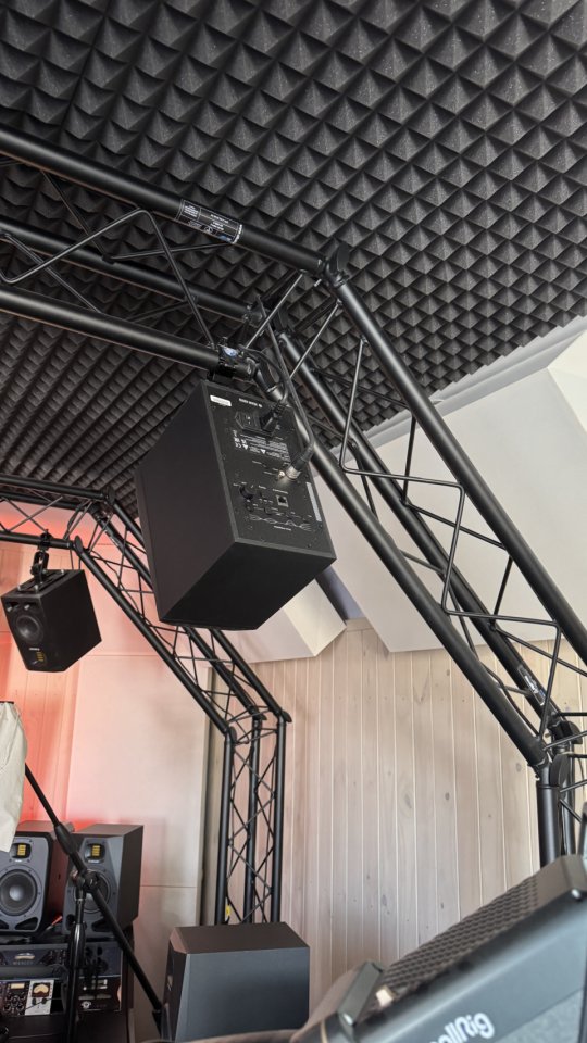 Soporte para luces (también soporta altavoces DOLBY ATMOS) studio o directo de segunda mano · Foto 4 de 4 · Madrid · 330 €