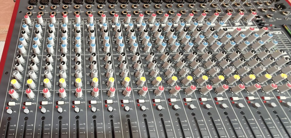 Allen & Heath ZED-22FX + Flightcase Thomann de segunda mano · Foto 5 de 9 · Lugo · 695 €