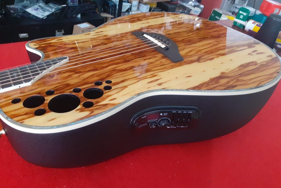 Ovation Elite Plus C2078 AXP de segunda mano · Foto 6 de 9 · Girona · 700 €