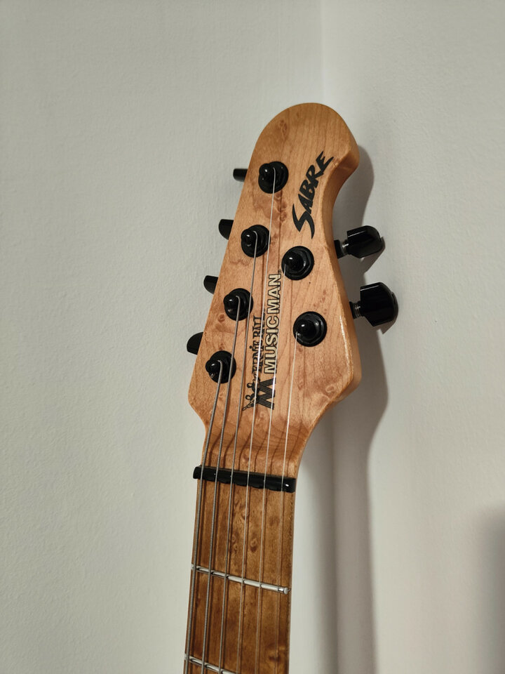 Guitarra Ernie Ball Music Man Sabre + estuche premium de segunda mano · Foto 3 de 10 · Lleida · 3995 €