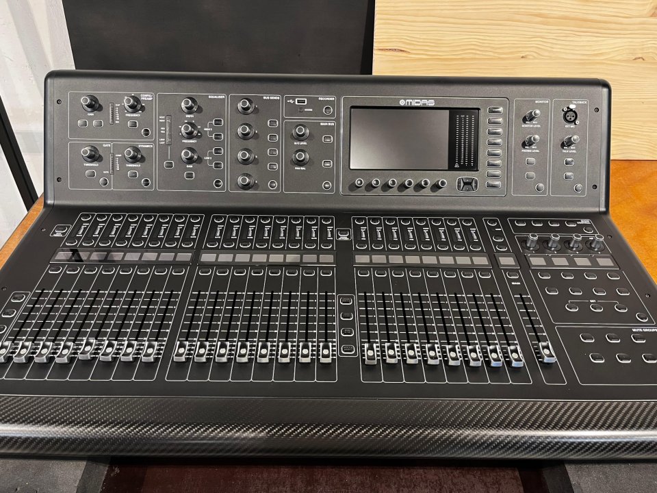 Mesa de sonido MIDAS M32 + Thon Mixercase Midas M-32