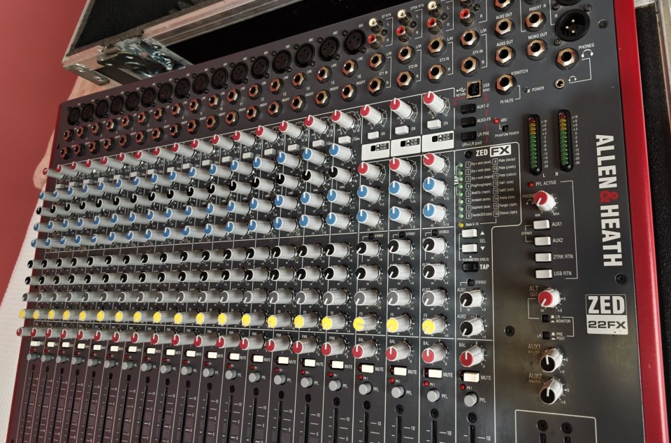 Allen & Heath ZED-22FX + Flightcase Thomann de segunda mano · Foto 6 de 9 · Lugo · 695 €